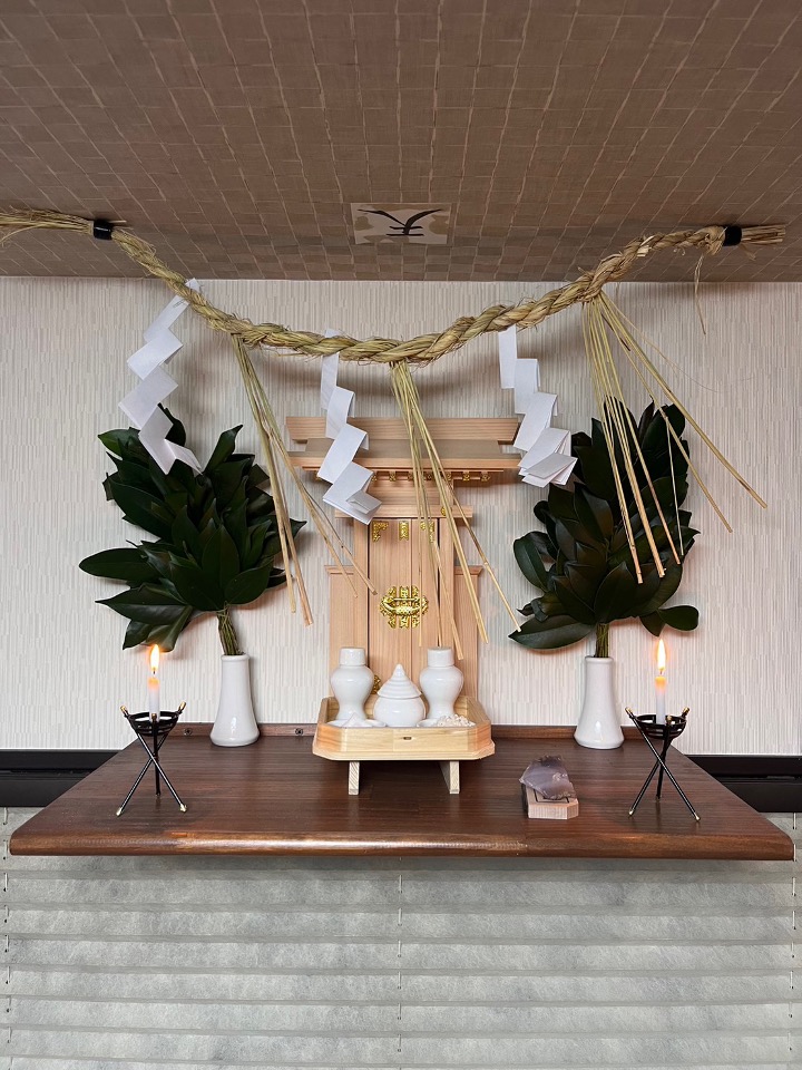 s.t.さんの壁・天井固定式神棚をアップで撮影した写真を用いて、心がけや注意点を紹介しています